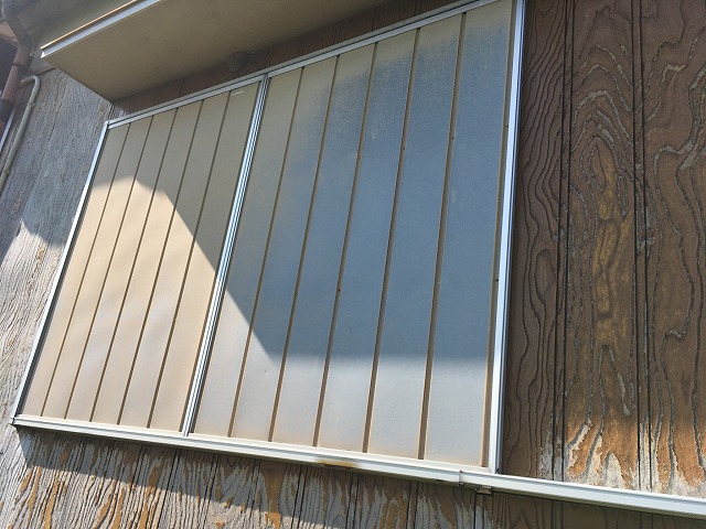 雨戸のある窓サッシ